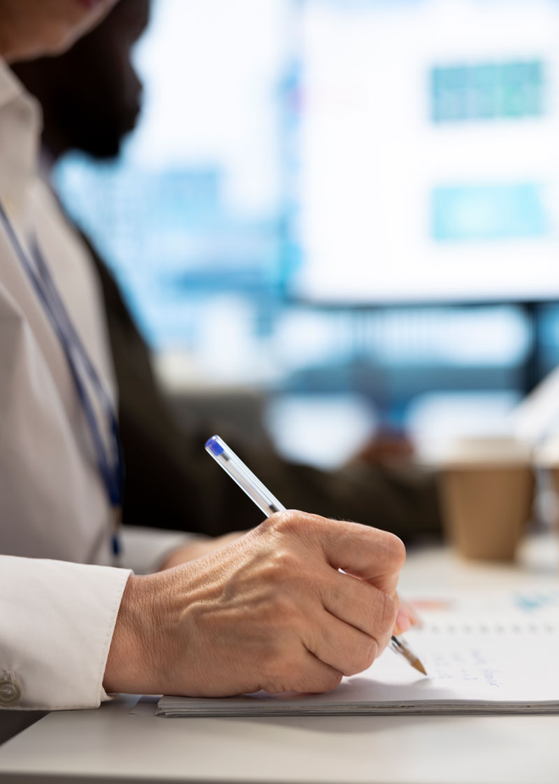 ceo-escribiendo-cosas-para-mejorar-para-una-mejor-eficiencia-de-trabajo